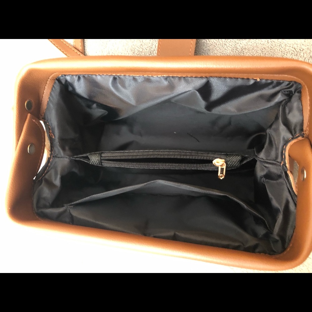 Small crossbody vintage style medicine handbag. - Picture 4 of 7